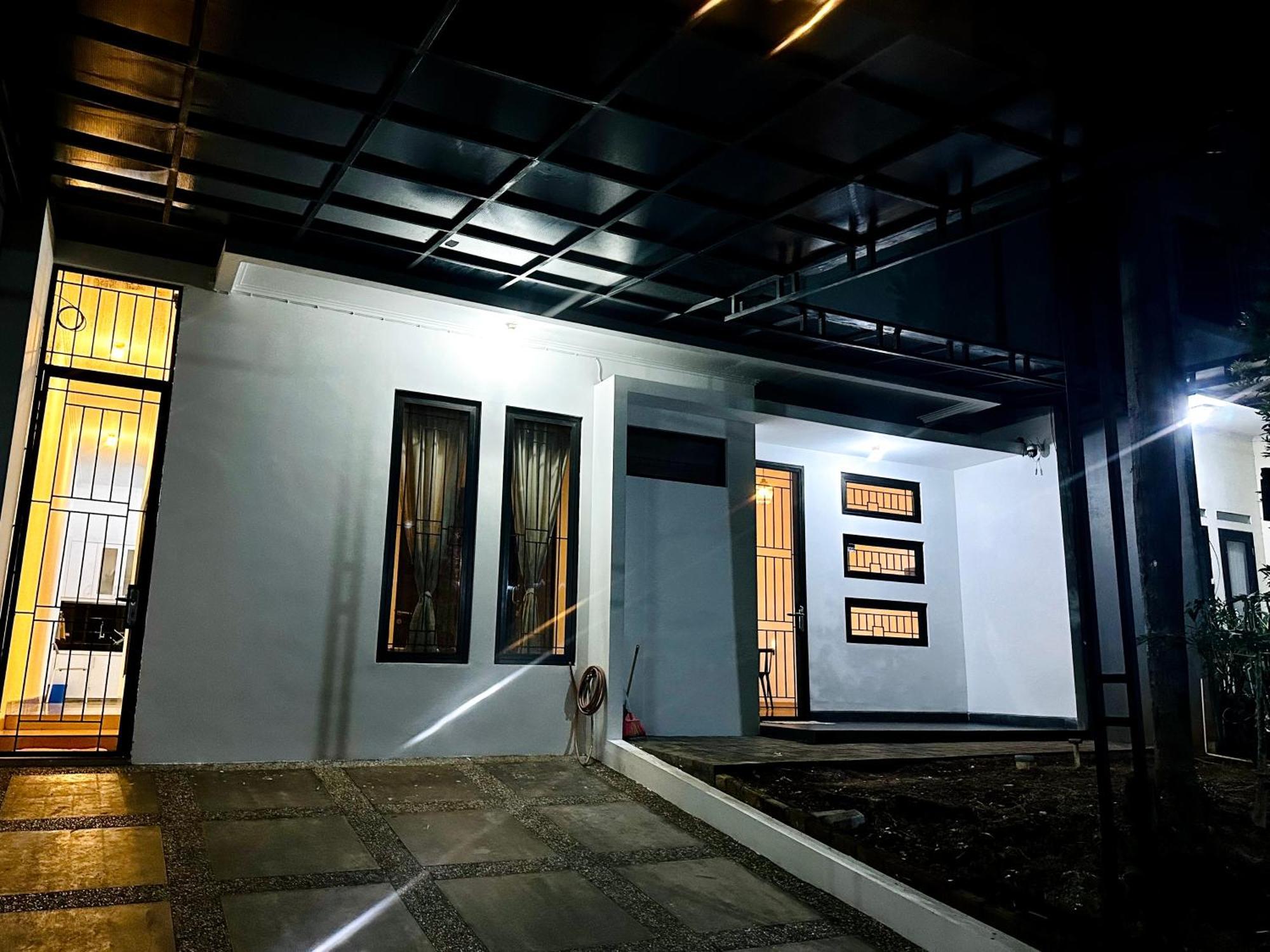4-Bedroom Home In South Jakarta Nuansa Swadarma Residence By Le Ciel Hospitality Exteriér fotografie
