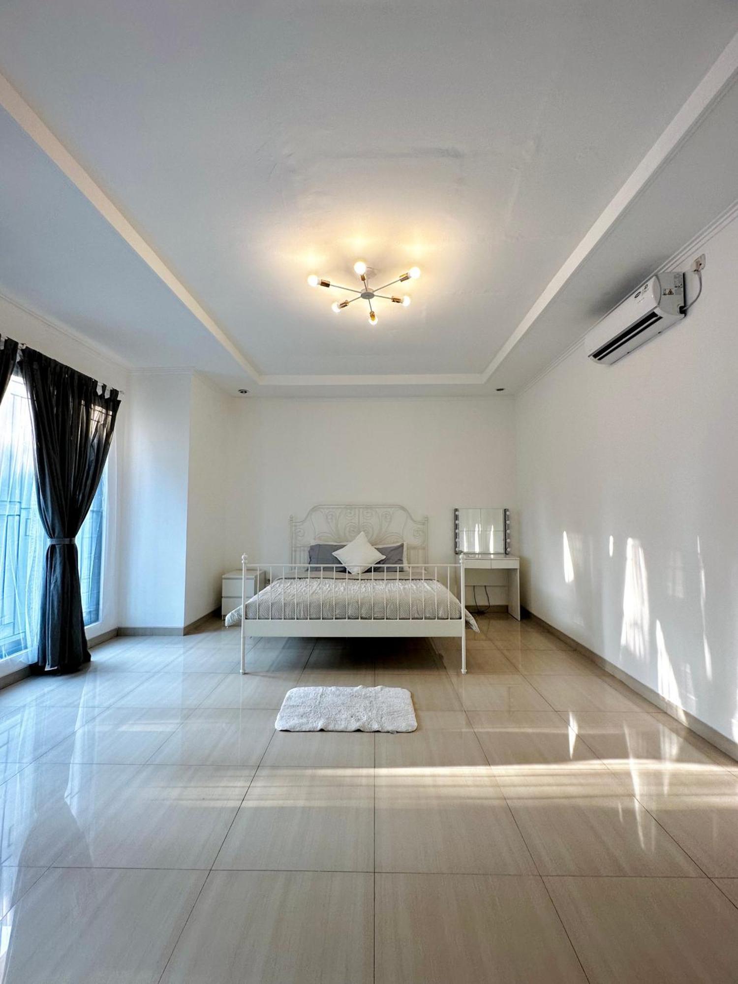 4-Bedroom Home In South Jakarta Nuansa Swadarma Residence By Le Ciel Hospitality Exteriér fotografie